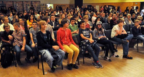 pohled do zaplněného sálu (foto: Tomáš Kubeš)